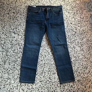 Gap men’s skinny jeans in worn dark tint wash. Size 36/30